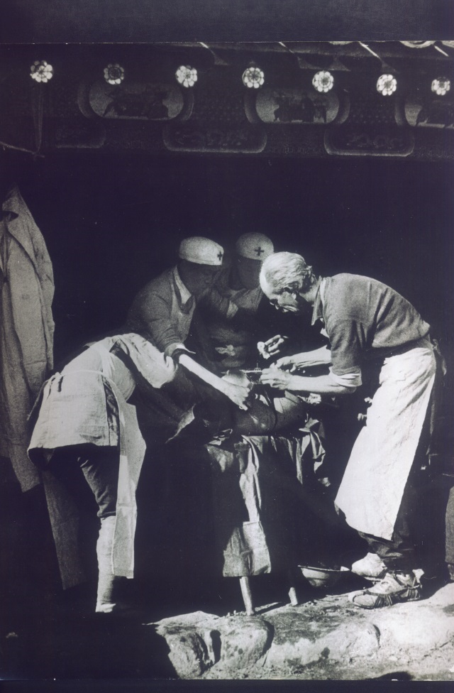 1939年11月初，白求恩在淶源黃土嶺戰(zhàn)斗中為八路軍傷員實(shí)施手術(shù).png