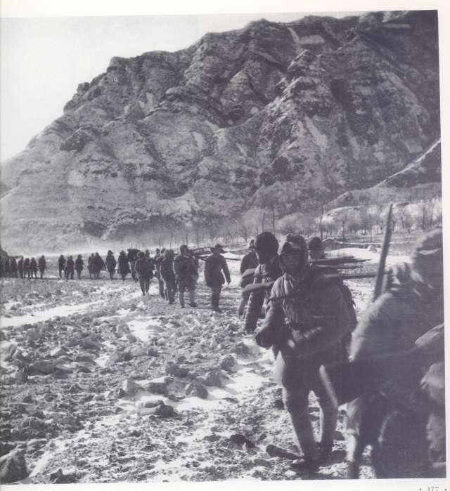 1947年12月晉察冀野戰(zhàn)軍發(fā)起平漢路北段破襲戰(zhàn)。圖為人民解放軍向高碑店地區(qū)急進(jìn).png