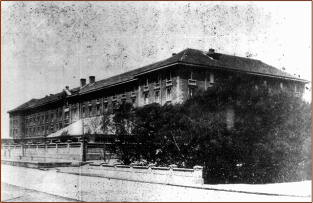 1920年10月，李大釗建立北京共產(chǎn)黨早期組織。圖為北大沙灘紅樓外景.png