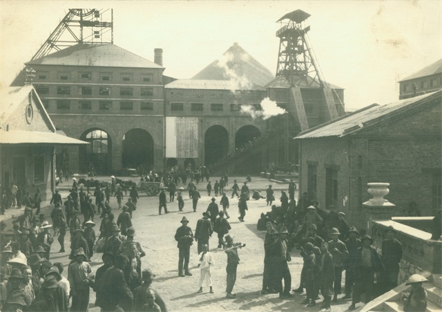 1922年10月23日，開灤五礦（唐山、趙各莊、林西、馬家溝、唐家莊）3萬多礦工舉行了為期25天的大罷工。圖為罷工時(shí)的一個(gè)場面.png