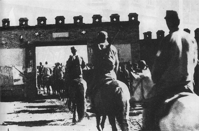1933年7月，吉鴻昌率部收復(fù)察東失地，解放重鎮(zhèn)多倫，將日偽軍完全驅(qū)逐出察哈爾省境。圖為進(jìn)入多倫的同盟軍.png