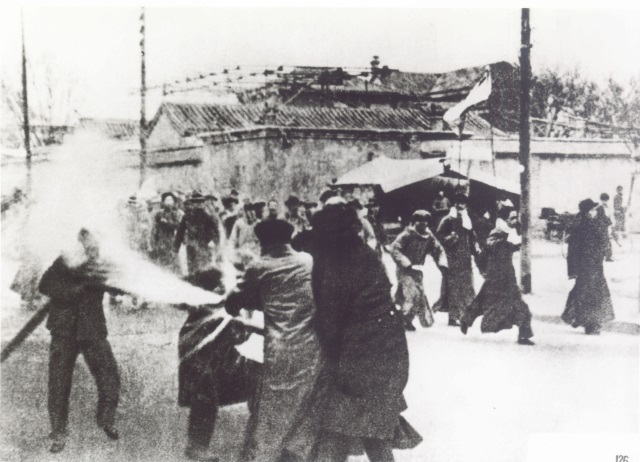 1935年12月9日，北平學(xué)生舉行聲勢(shì)浩大的示威游行。高呼“停止內(nèi)戰(zhàn)，一致抗日”、“反對(duì)華北五省自治”等口號(hào)，并同軍警搏斗。圖為游行的隊(duì)伍.png