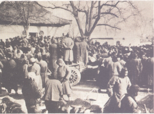 1936年1月，平津?qū)W生組成南下擴(kuò)大宣傳團(tuán)分四路深入河北各地宣傳抗日，并在保定成立中華民族解放先鋒隊(duì)。圖為宣傳團(tuán)在固安城外召開群眾大會(huì)進(jìn)行宣傳.png