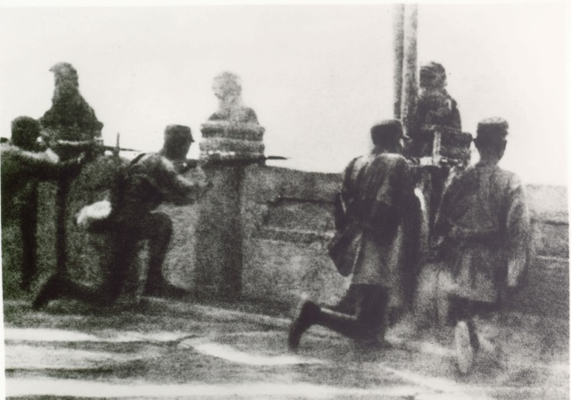 1937年7月7日，日本侵略軍制造盧溝橋事變，抗日戰(zhàn)爭全面爆發(fā)。圖為國民黨第29軍宋哲元部抵抗日軍進(jìn)攻.png