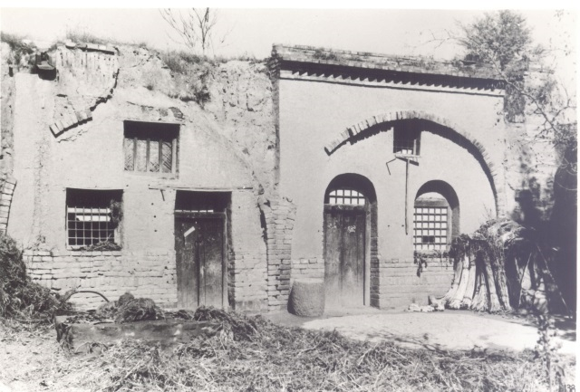 1937年8月，中共中央在洛川召開政治局?jǐn)U大會(huì)議，討論了抗戰(zhàn)時(shí)期的各項(xiàng)任務(wù)，通過了《抗日救國(guó)十大綱領(lǐng)》。圖為洛川會(huì)議舊址.png