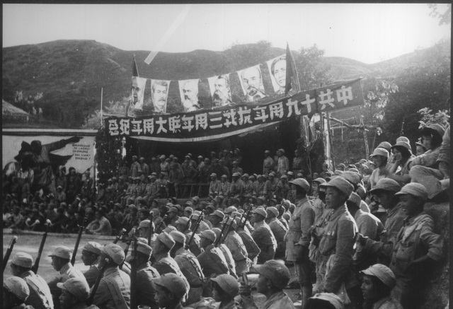 1939年11月7日，華北聯(lián)合大學(xué)在阜平成立。圖為華北聯(lián)大周年紀(jì)念大會(huì).png