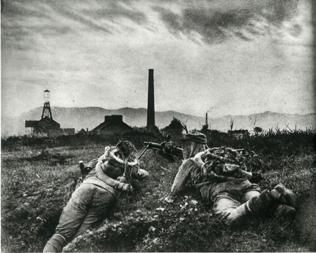 1940年8月，八路軍發(fā)動百團大戰(zhàn)。圖為晉察冀部隊向井陘礦區(qū)發(fā)起攻擊.png