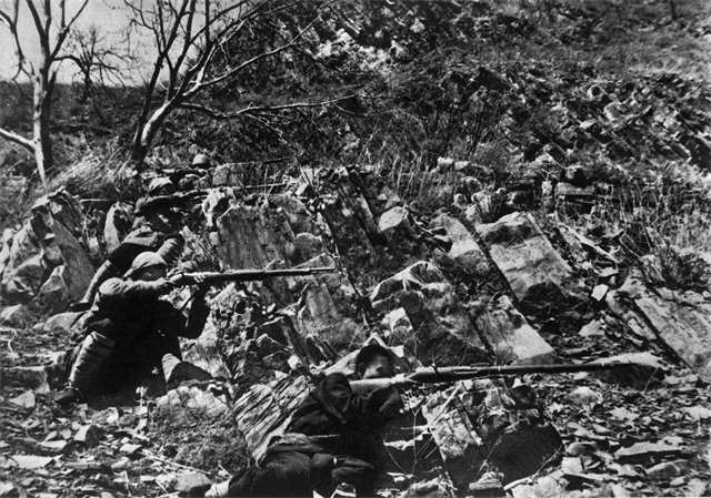 冀熱遼山區(qū)的民兵和游擊隊有力配合主力部隊作戰(zhàn).png