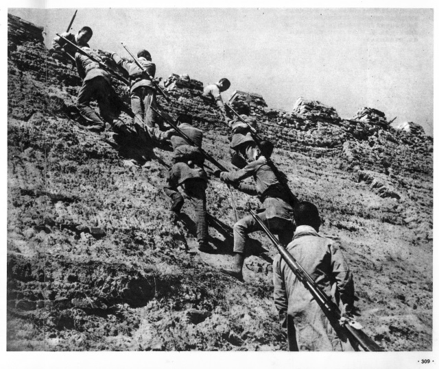 1945年6月8日-7月下旬，晉察冀軍區(qū)部隊進行子牙河?xùn)|戰(zhàn)役，收復(fù)大城、獻縣兩縣城。圖為攻克獻縣縣城.png