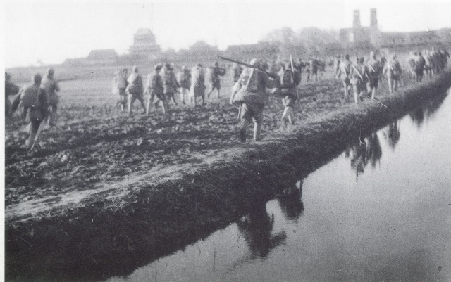 1947年4月，晉察冀野戰(zhàn)軍發(fā)動正太戰(zhàn)役，打通了晉察冀與晉冀魯豫兩大解放區(qū)的聯(lián)系。圖為部隊攻入正定.png
