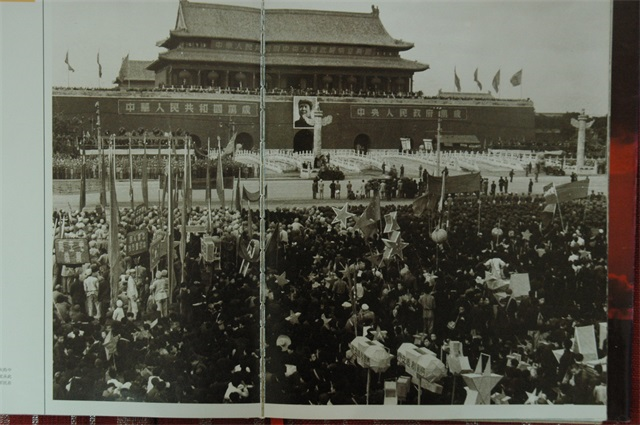 首都30萬軍民在天安門廣場隆重舉行開國大典.png